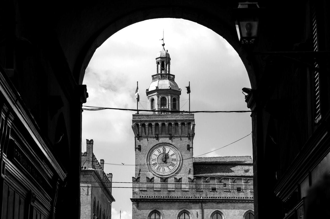 Palazzo d’Accursio visto da un portico