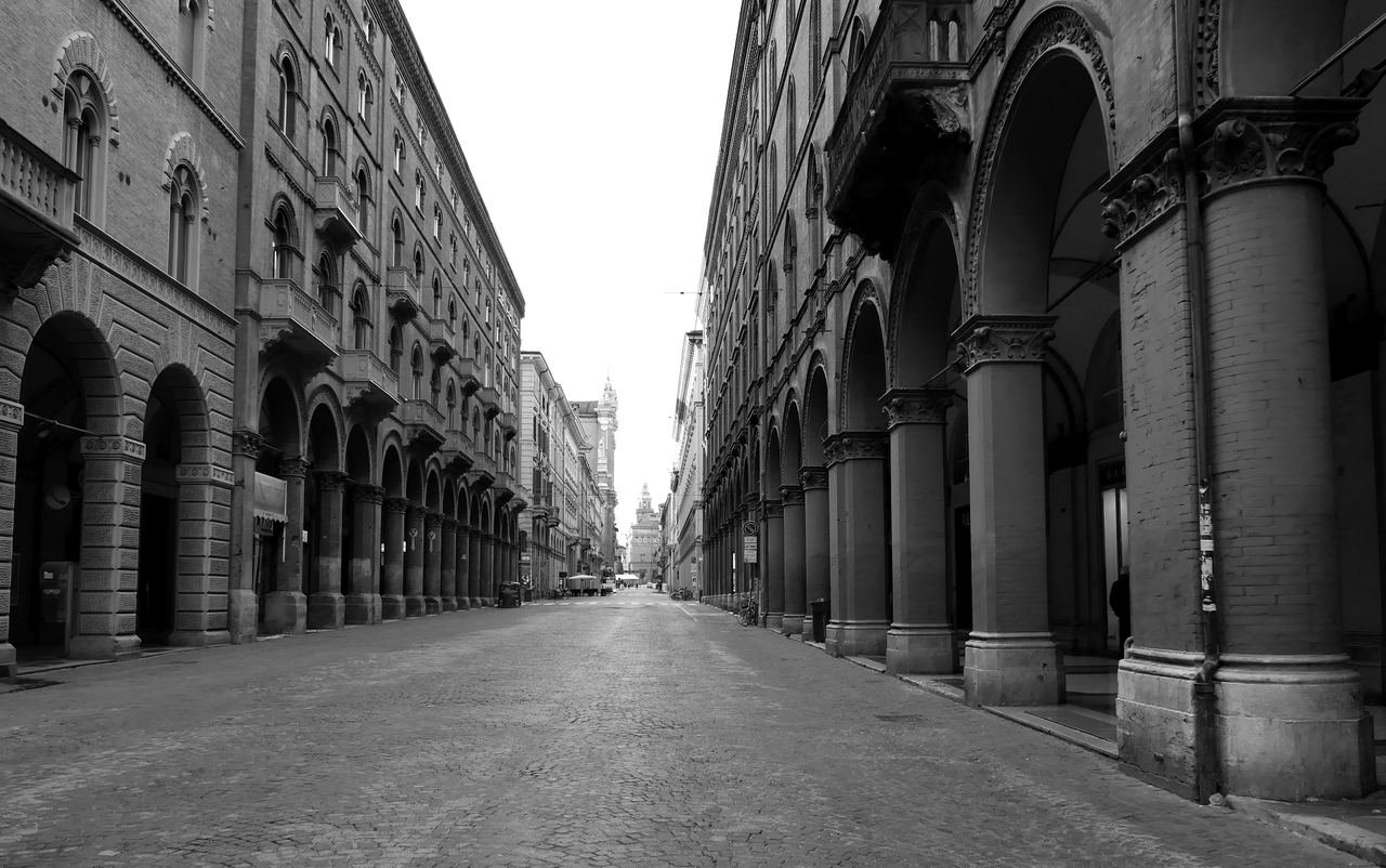 Una via porticata nel centro di Bologna