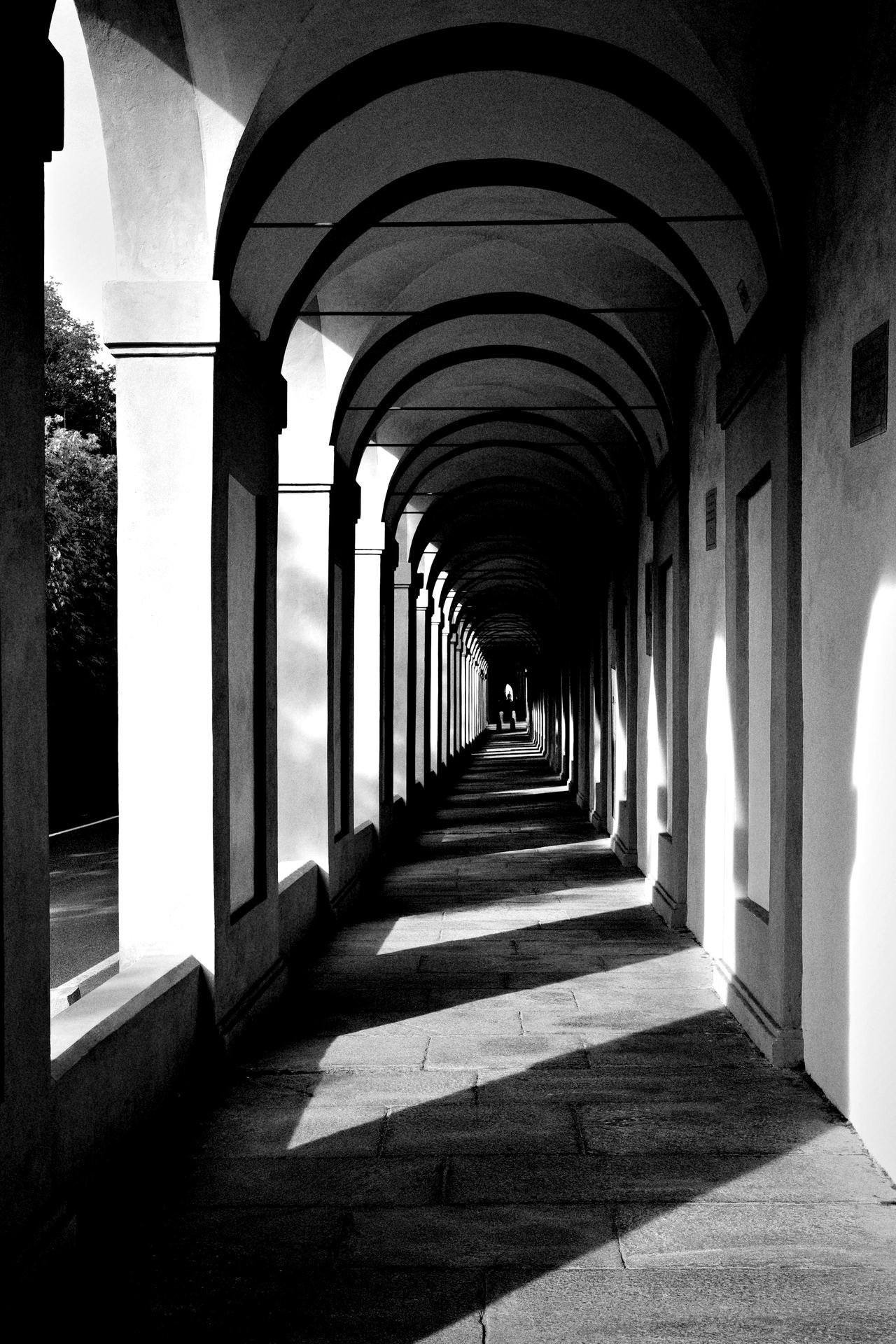 Portico con colonne e luce radente