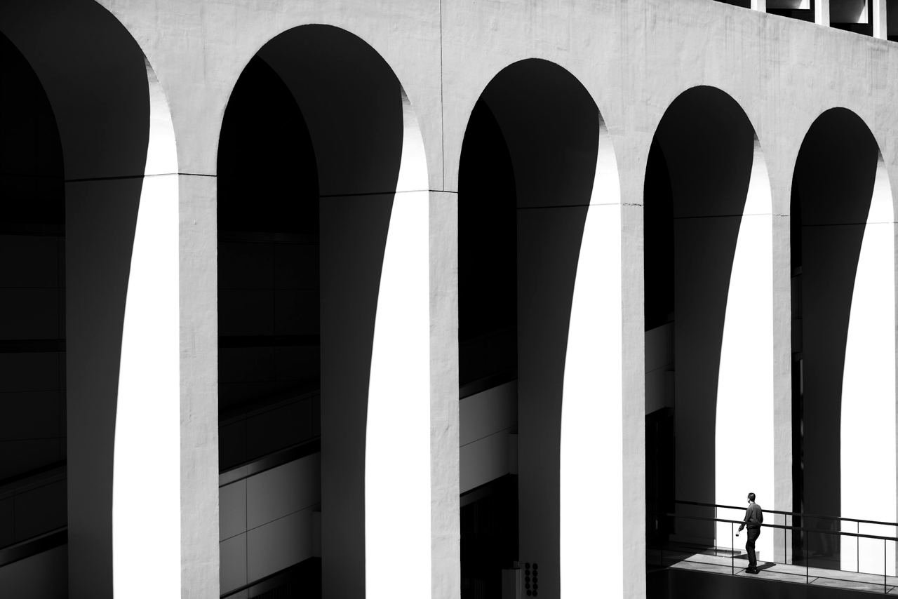 Archi e ombre in un edificio contemporaneo